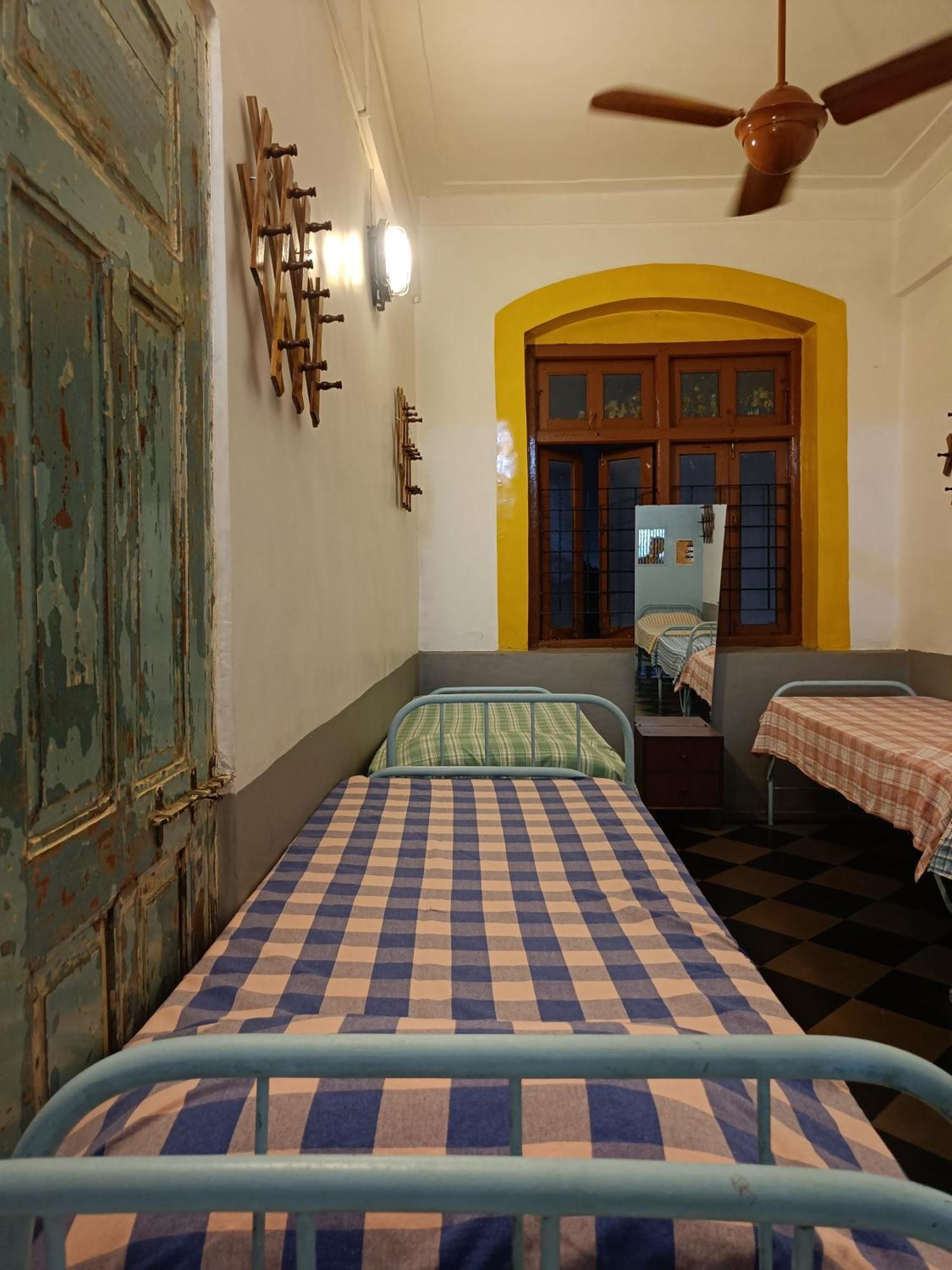 Hostel Vasantashram Cst Mumbai, Free Wifi With 1940S Retro Vibe — Photos 1